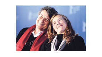 El actor Arturo Goetz y la directora Natalia Smirnoff ayer en la Berlinale, luego de la proyección de «Rompecabezas».