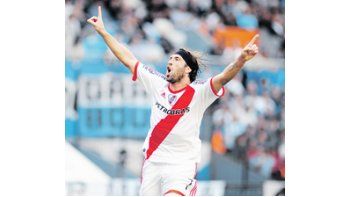 Mariano Pavone grita con todo su gol. River le ganó a Racing y sigue siendo escolta de Vélez en el Clausura.