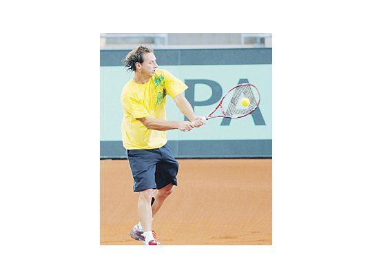 La pelotita vuela y parece estar entre ceja y ceja de Del Potro, como la Copa Davis que tanto quiere ganar Argentina (arriba). Nalbandian entrenó ayer con Mónaco y seguramente jugará el sábado el dobles.