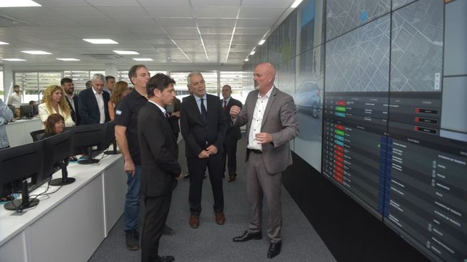 El gobernador Axel Kicillof junto al intendente de La Plata, Julio Alak, recorren las instalaciones del nuevo Centro de Operaciones Municipales.&nbsp;