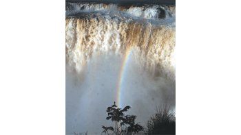 ámbito.com | Las Cataratas del Iguazú convocan cada año a miles de turistas de todo el mundo. Se trata de una expresión de la naturaleza que atrapa por su fuerza, sonoridad y belleza. La agradable temperatura de Misiones es un condimento extra.