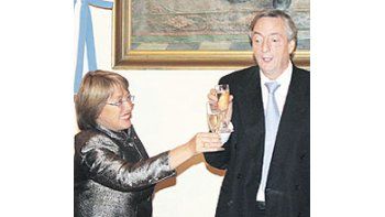 ámbito.com | El presidente Néstor Kirchner agasajó anoche a su colega de Chile, Michelle Bachelet, con una cena ofrecida en el Palacio San Martín.