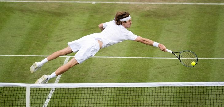 Andrey Rublev gave a lackluster performance at Wimbledon, forced by the effective tennis of Francisco Comesaña: he hit 21 aces, achieved 70% of the first serves, obtained 74% of points with the first serve (70 of 95) and 54% with the second. He broke the Russian's serve four times, scored 46 winners (39 by the European) and, in a highly complex challenge, committed 38 unforced errors, one less than his rival. Andrey Rublev gave a lackluster performance at Wimbledon, forced by the effective tennis of Francisco Comesaña: he hit 21 aces, achieved 70% of the first serves, obtained 74% of points with the first serve (70 of 95) and 54% with the second. He broke the Russian's serve four times, scored 46 winners (39 by the European) and, in a highly complex challenge, committed 38 unforced errors, one less than his rival.