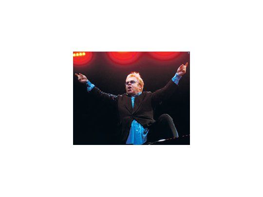 Ante un público heterogéneo (buena parte del cual estaba formado por niñas y adolescentes fans del telonero James Blunt), Elton John demostró que él y sus clásicos son inoxidables.