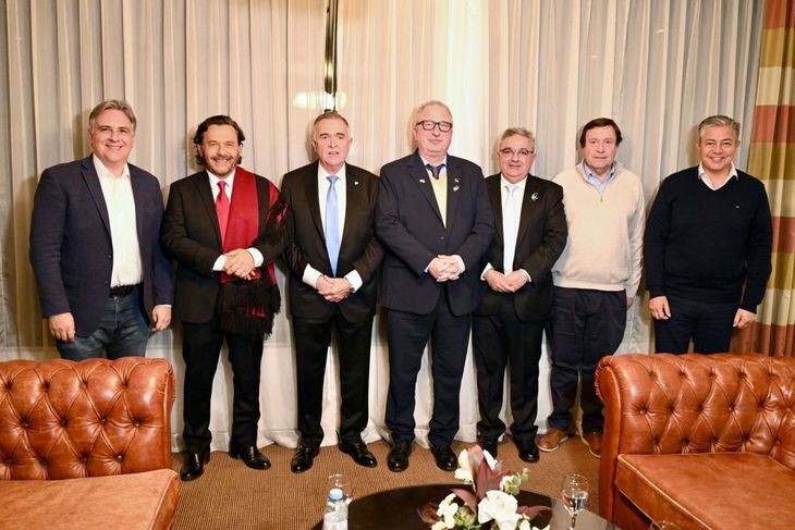 Gobernadores provincialistas y díscolos de UP, en la previa del Pacto de Mayo, en Tucumán.