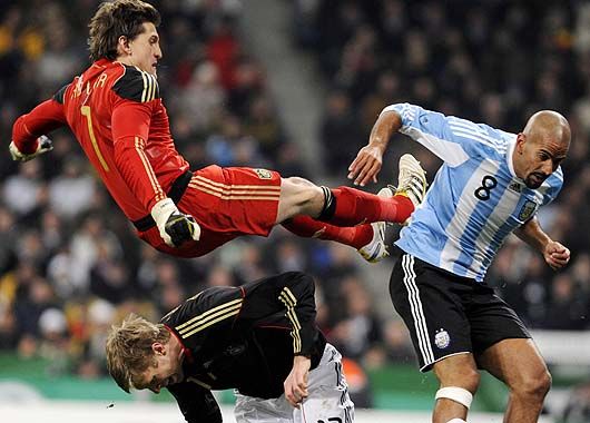 Argentina jugó un buen primer tiempo y abrió el marcador sobre el final del mismo.