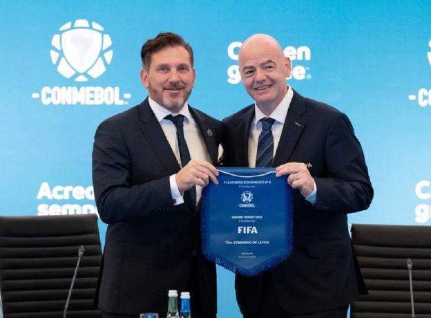 Alejandro Domínguez, presidente de Conmebol, y Gianni Infantino, presidente de la FIFA.