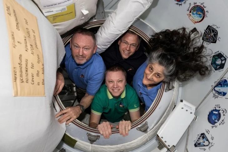 El regreso de los astronautas a la Tierra. El regreso de los astronautas a la Tierra.