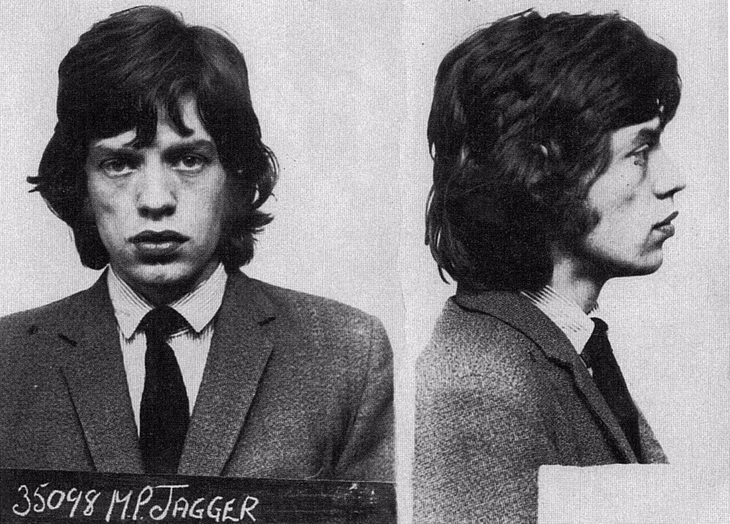 El músico y compositor Mick Jagger fue arrestado por consumo de marihuana.