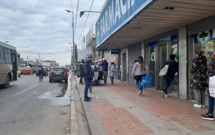 Vecinos salieron de compras por el Día del Padre en José C. Paz y otros municipios del conurbano bonaerense.