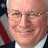 Cheney estuvo ligado a todas las guerras e invasiones durante las presidencias de Bush padre e hijo. Cheney estuvo ligado a todas las guerras e invasiones durante las presidencias de Bush padre e hijo.
