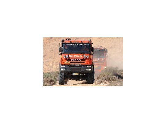 A paso arrollador. De Rooy ganó su primera etapas y lidera la competencia. Quiere cortar la hegemonía de los Kamaz.