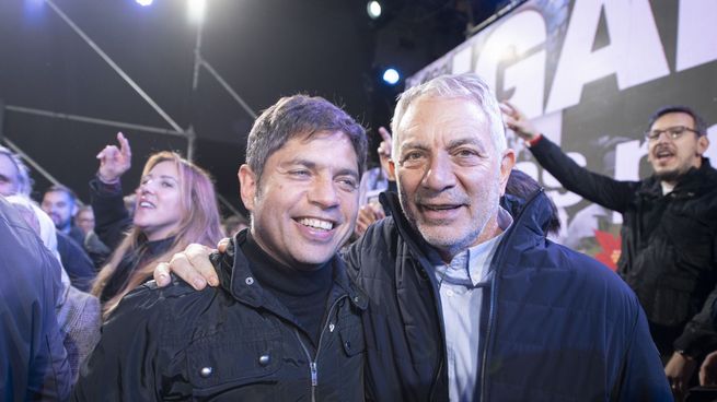 Axel Kicillof celebró la victoria electoral junto al intendente de La Plata, Julio Alak.