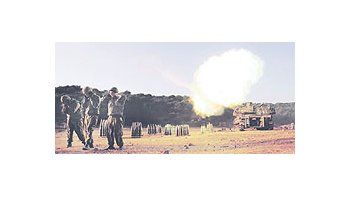 ámbito.com | Soldados israelíes efectúan disparos de artillería sobre el Líbano desde la Galilea occidental.La ofensiva militar cumple hoy 10 días.