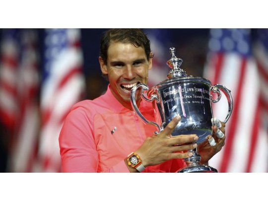 Nadal sonríe con su tercer trofeo del US Open en sus manos.