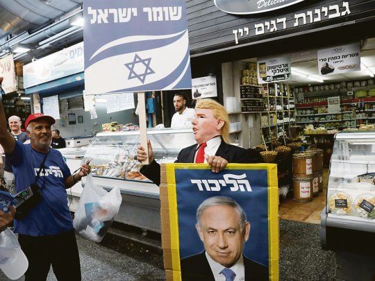 ALIADO. Simpatizantes del partido de derecha Likud hacen campaña en Jerusalén a favor de Benjamín Netanyahu disfrazados de Donald Trump.