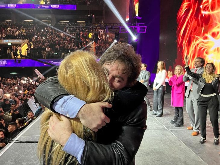 Hermanos: Javier y Karina Milei en el escenario del Movistar Arena. Hermanos: Javier y Karina Milei en el escenario del Movistar Arena.