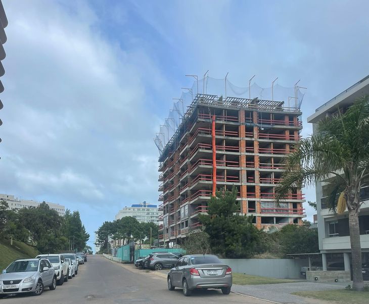 Edificio en construcción en Parada 6 de Aidy Grill, una de las zonas que concentra nuevos desarrollos residenciales premium en Punta del Este Edificio en construcción en Parada 6 de Aidy Grill, una de las zonas que concentra nuevos desarrollos residenciales premium en Punta del Este