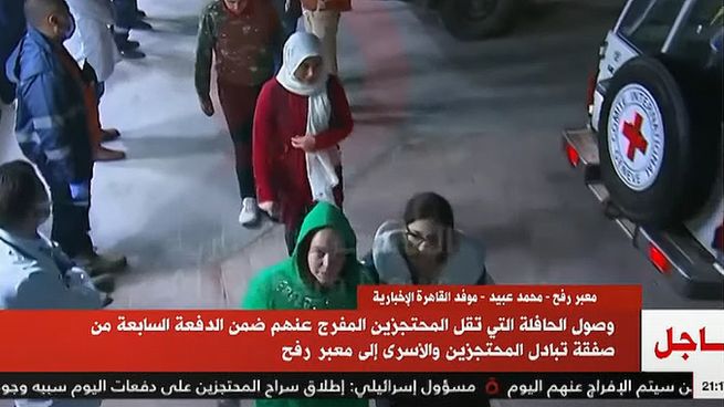 Shani Goren (de capucha verde) fue liberada por Hamas.