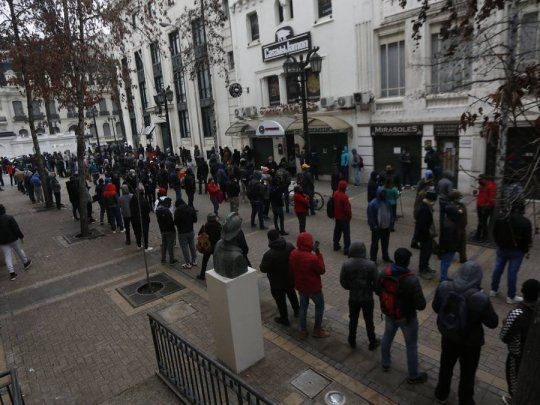 Largas filas se vieron en el inicio del retiro anticipado de fondos las AFP en Chile.
