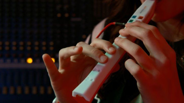 Con sensores inteligentes, conexión inalámbrica y herramientas interactivas, esta pequeña flauta digital se va a volver indispensable. Con sensores inteligentes, conexión inalámbrica y herramientas interactivas, esta pequeña flauta digital se va a volver indispensable.