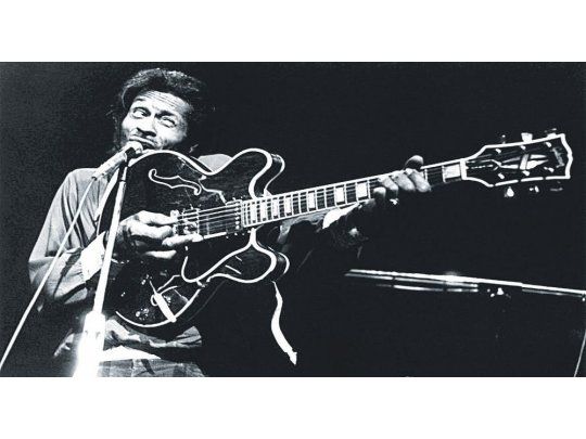 Chuck Berry. Fue el primer músico negro en hacer que las mayorías blancas amaran el rock & roll.