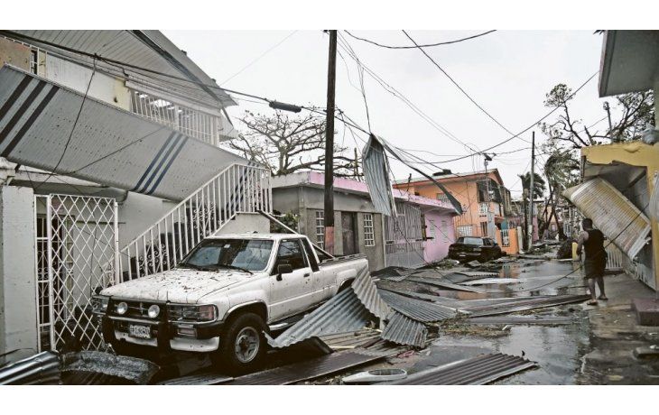 DESTRUCCIÓN. El día después de la tragedia mantuvo a rescatistas, policías y bomberos trabajando sin cesar para rescatar a personas entre los escombros. Además, llegó ayuda humanitaria para los miles de evacuados.