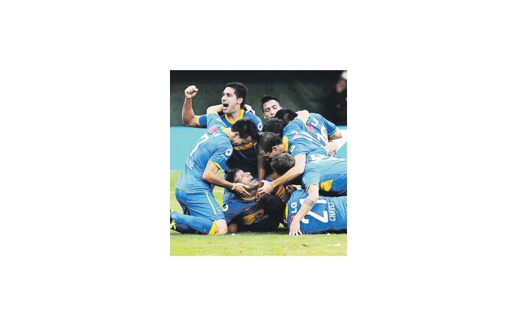 Debajo de la montaña humana está Martín Palermo con la boca llena de gol. Boca ganó el superclásico por practicidad y complicó a River en el promedio. No fue superior en el juego, pero aprovechó un insólito error de Juan Pablo Carrizo y la capacidad goleadora de Palermo para ganar.