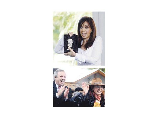 En un intento por mostrar un look casual, Cristina de Kirchner usó pantalones, gorro, camisas, pañuelos y chaquetas sport, pero olvidó combinarlos entre sí.