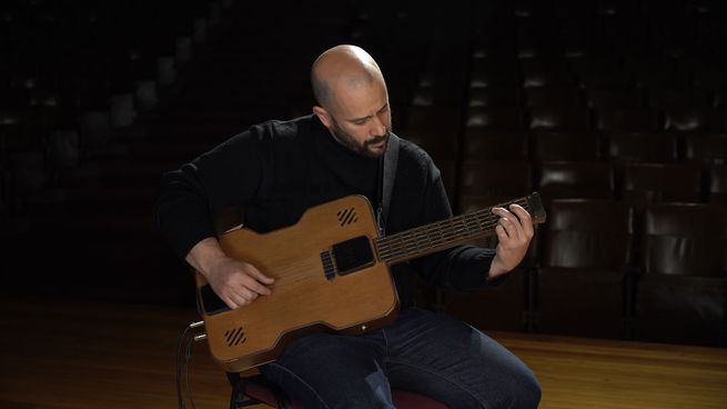 Lucas Rubinstein, CTO de la startup nReal Sounds, con la Mixtar.