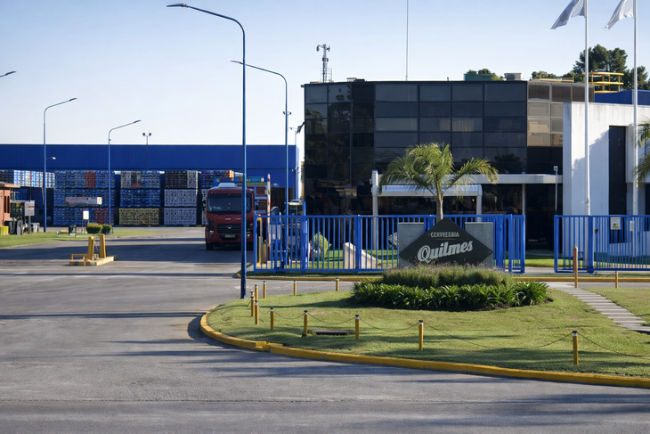 Ingreso a la planta de Cervecería y Maltería Quilmes en Zárate, donde la compañía reconfigura su operación en un contexto de caída del consumo y presión sobre los costos Ingreso a la planta de Cervecería y Maltería Quilmes en Zárate, donde la compañía reconfigura su operación en un contexto de caída del consumo y presión sobre los costos