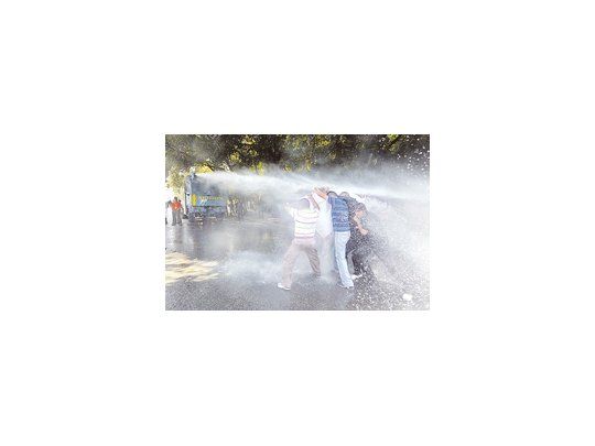 Estudiantes venezolanos fueron reprimidos ayer con carros hidrantes en Caracas cuando se manifestaban contra la aprobación de la ley universitaria que, según ellos, arrasa con la autonomía de las casas académicas.