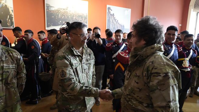 Con la firma de Adorni, Milei y Presti, el Gobierno habilitó a personal militar para desempeñar cargos públicos no electivos.