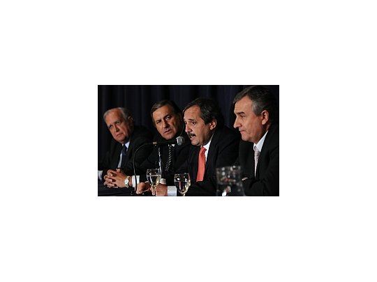 Conferencia de prensa de Ricardo Alfonsín en el Hotel Castelar.
