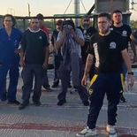 Trabajadores de FATE en el techo de la fábrica ubicada en San Fernando. Trabajadores de FATE en el techo de la fábrica ubicada en San Fernando.