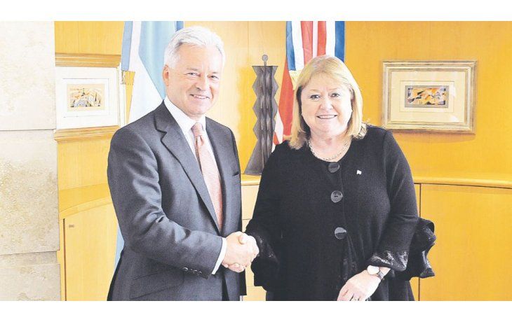 diálogo. Alan Duncan y Susana Malcorra se reunieron ayer en Buenos Aires. El inglés subió la foto a las redes sociales.