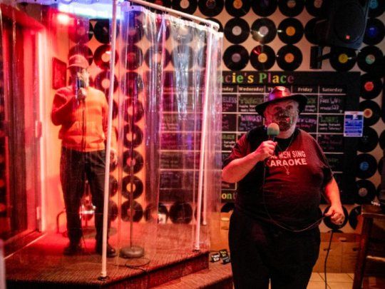 El Bar yRestaurante de Karaoke de Tracie permite “cantar en la ducha”.