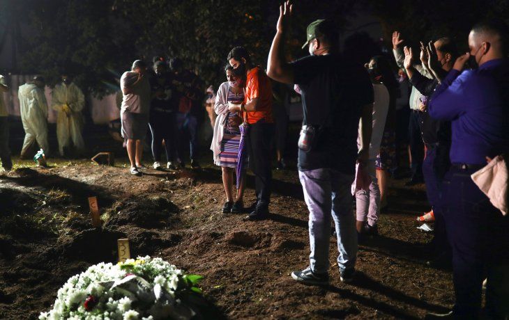 SIN ESPACIO, CIERRA UN CEMENTERIO. Debido a la explosión de muertes por covid-19, el cementerio Vila Nova Cachoerinha, el segundo más importante de San Pablo, la ciudad más grande de Brasil, suspendió las sepulturas por falta de espacio. En tanto, en el de Vila Formosa, el mayor de América del Sur, se han cavado decenas de nuevas fosas, pese a lo cual la situación está “en el límite”.