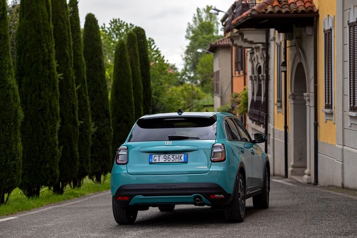 Fabricado en Polonia, este SUV compacto nada tiene que ver con aquel clásico urbano. Bajo el capó, combina un motor 1.2 turbo de tres cilindros con un sistema híbrido de 48 voltios, que entrega 145 caballos de potencia y 230 Nm de torque.