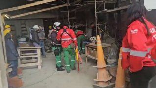 Personal del SAME y Bomberos trabajan en el lugar del derrumbe