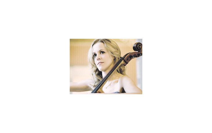 Sol Gabetta, que este año regresa al Teatro Colón, interpretó el famoso concierto para chelo de Elgar en la Academia Orquestal Americana.
