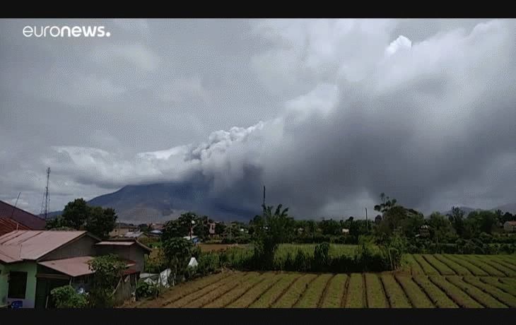 Volcán entró en erupción y expulsó una columna de 4 kilómetros y medio de cenizas