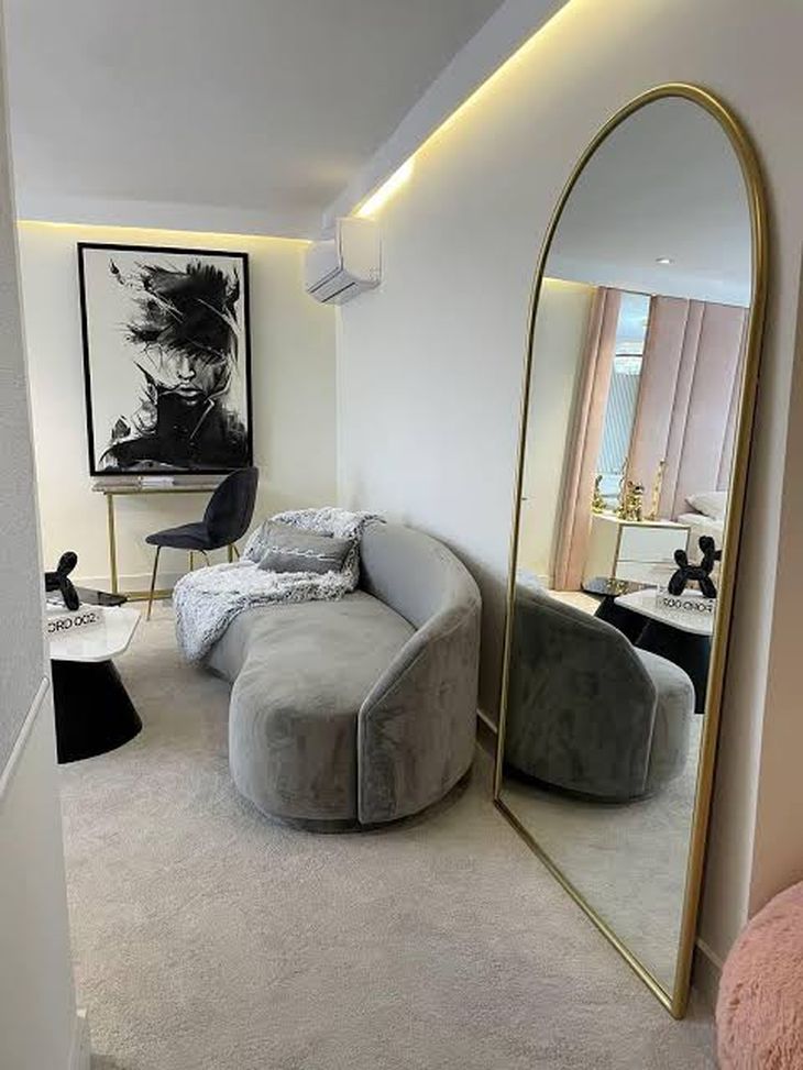 El interior de la vivienda destaca por su estilo minimalista, amplios ventanales y elegantes acabados en tonos neutros y dorados. El interior de la vivienda destaca por su estilo minimalista, amplios ventanales y elegantes acabados en tonos neutros y dorados.