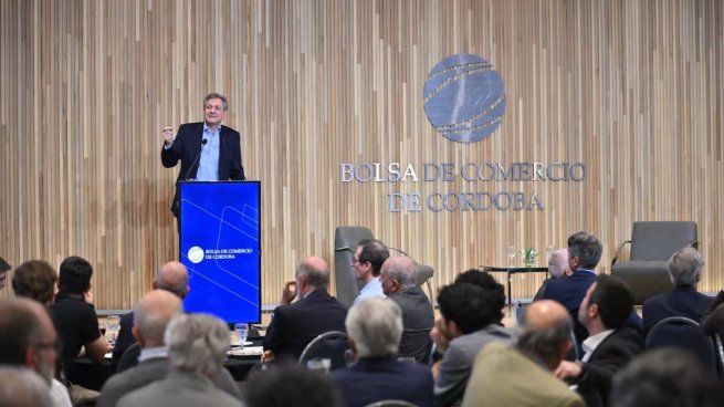 José Luis Daza defendió el plan económico en la Bolsa de Comercio de Córdoba.