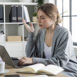 Las largas jornadas de trabajo en la oficina pueden traer problemas en la espalda. Las largas jornadas de trabajo en la oficina pueden traer problemas en la espalda.