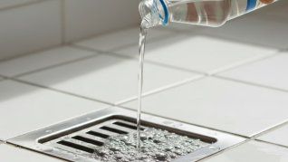 El truco casero con vinagre blanco para limpiar las rejillas de la casa.