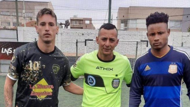 Williams Alexander Tapón (izquierda), el jugador que se quitó la vida tras agredir al árbitro (centro).