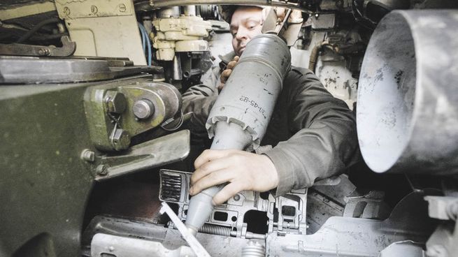BATALLA. Un militar ucraniano carga un tanque cerca de la ciudad de Bakhmut, en la línea del frente, mientras continúa el ataque de Rusia.
