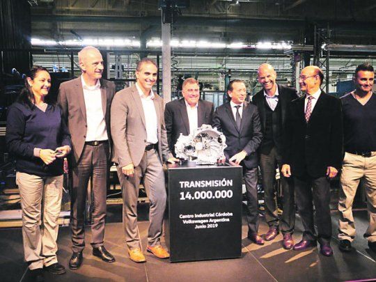 Hito. Los ministros Dante Sica y Guillermo Dietrich presentes en el evento de Volkswagen junto a Thomas Zahn, titular de la filial local.