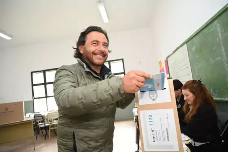 Gustavo Sáenz, gobernador de Salta, desdoblo las elecciones: ganó las provinciales y perdió las nacionales. Gustavo Sáenz, gobernador de Salta, desdoblo las elecciones: ganó las provinciales y perdió las nacionales.